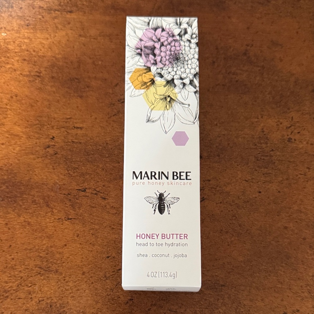 Marin Bee Skincare Set with Floral Design - Picture 2 of 8